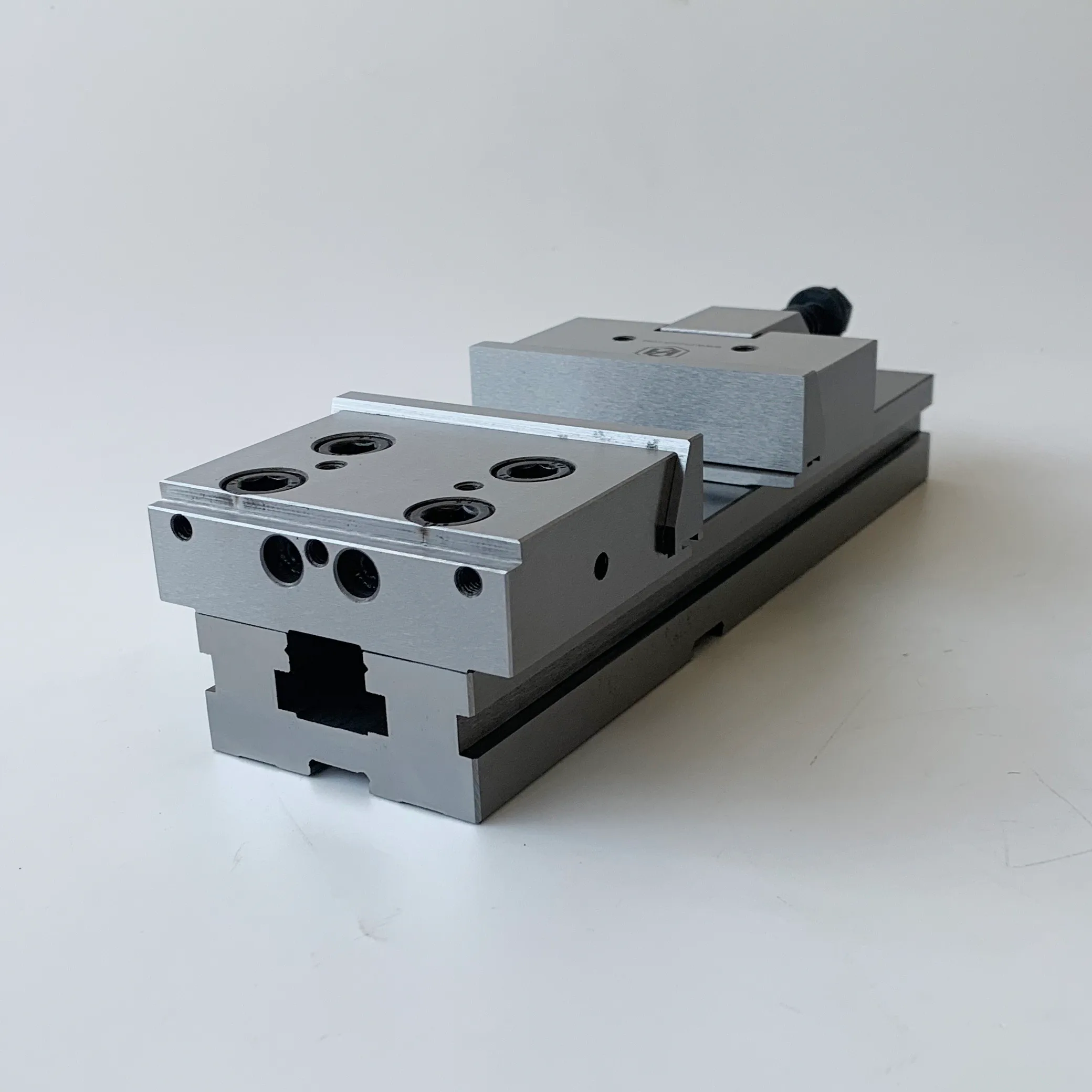 TEBAK GT100 Positioning Accuracy Consistent Accuracy GT200 GT300 GT150 Precision Modular Vises and High Parallelism 0.005mm view 6
